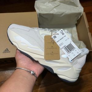 BRAND NEW Yeezy 700 Analog SIZE 7